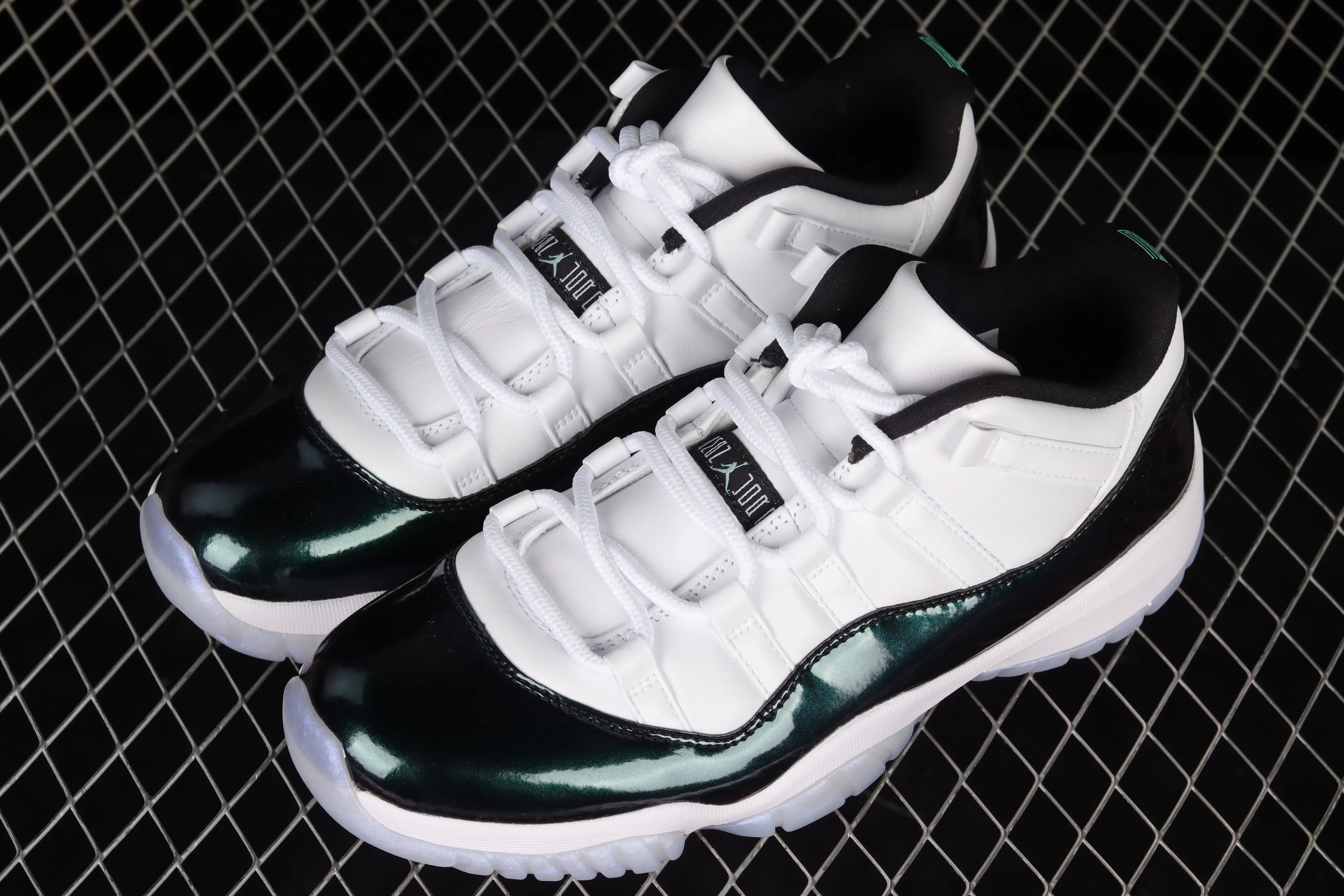 All categories Air Jordan Jordan series basketball shoes Air Jordan 11 F version Air Jordan 11 Low "Emerald" AJ11 Joe 11 Easter Chameleon Top layer genuine carbon 528895-145